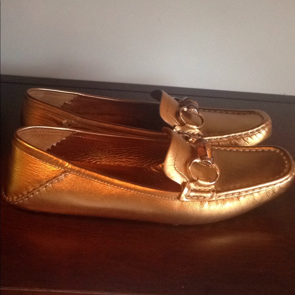 Gucci Shoes has a lil thread piece that came a loose nothing noticeable